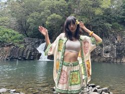 7 Gaya Liburan Lisa BLACKPINK Jadi Nature Girl, Tampil Cantik Tanpa Makeup