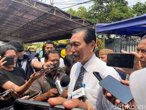 Luhut Melayat ke Rumah Duka Faisal Basri: Kita Banyak Beda tapi Tetap Teman