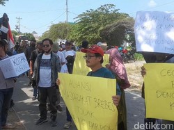 Massa Demo KPU Brebes Desak Sosialisasi Kotak Kosong