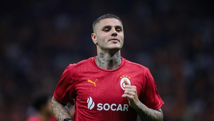 ISTANBUL, TURKEY - AUGUST 27: Mauro Icardi of Galatasaray warms up during the UEFA Champions League match between Galatasaray and Young Boys at Rams Park on August 27, 2024 in Istanbul, Turkey. (Photo by Ahmad Mora/Getty Images)