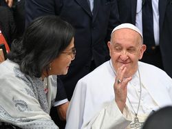 Momen Sri Mulyani Sempat Dihadang saat Minta Selfie dengan Paus Fransiskus