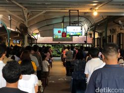 Khidmat! Ribuan Jemaat Gereja Kotabaru Ikuti Misa Agung Paus Fransiskus