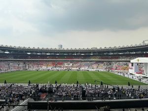 Umat Mulai Masuki SUGBK Jelang Misa Paus Fransiskus, Area Rumput Steril Umat Mulai Masuki SUGBK Jelang Misa Paus Fransiskus, Area Rumput Steril