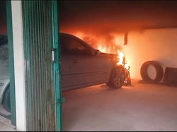 Sedan Terbakar di Garasi Rumah Warga Bogor, Diduga gegara Korsleting