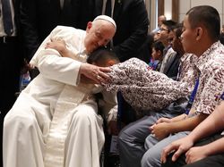 Momen Hangat Paus Fransiskus Bertemu Penyandang Disabilitas di KWI