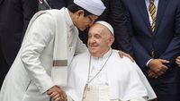 Momen Imam Besar Masjid Istiqlal Cium Kepala Paus Fransiskus
