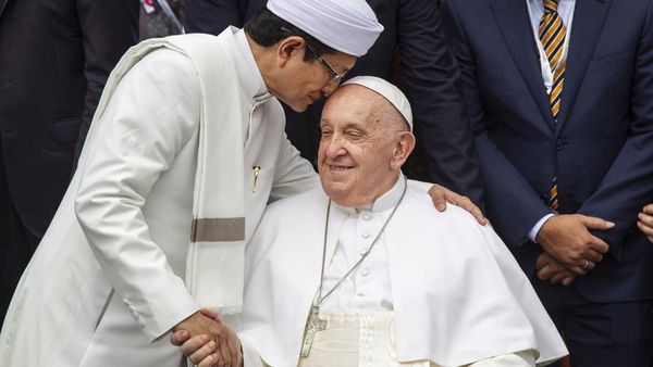 Momen Imam Besar Masjid Istiqlal Cium Kepala Paus Fransiskus