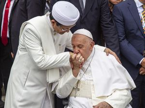 Momen Paus Fransiskus Cium Tangan Imam Besar Istiqlal, Netizen Terharu Momen Paus Fransiskus Cium Tangan Imam Besar Istiqlal, Netizen Terharu