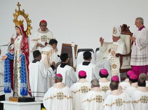 Momen Paus Fransiskus Pimpin Misa Akbar di GBK Momen Paus Fransiskus Pimpin Misa Akbar di GBK