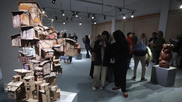 Intip Pameran Seni Rupa Ada dan Tiada di Surabaya