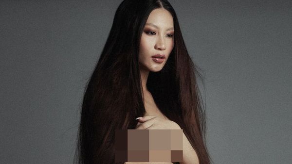 8 Foto Maternity Patricia Gouw, Gaya Nyentrik Tutupi Tubuh Cuma Pakai Rambut