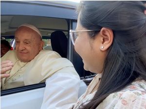 Kisah di Balik Ibu Hamil Diberkati Paus Fransiskus