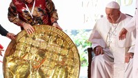 Paus Fransiskus Dapat Oleh-oleh Replika Masjid Istiqlal-Koin Persahabatan