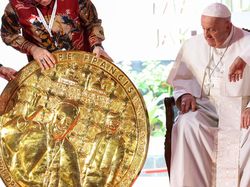 Paus Fransiskus Dapat Oleh-oleh Replika Masjid Istiqlal-Koin Persahabatan