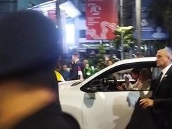 Gembiranya Irma Saat Paus Fransiskus Berkati dan Beri Rosario ke Cucunya