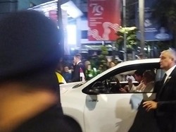 Gembiranya Irma Saat Paus Fransiskus Berkati dan Beri Rosario ke Cucunya