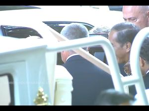 Momen Jokowi Sambut Paus Fransiskus Jelang Misa Akbar di GBK