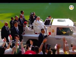 Keliling SUGBK, Paus Fransiskus Beberapa Kali Berhenti untuk Berkati Anak-anak