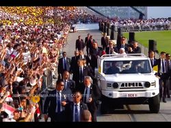 Naik Maung, Paus Fransiskus Disambut Yel Viva Il Papa di Stadion Utama GBK