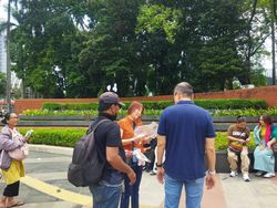 Senangnya Pedagang Raup Untung Jelang Misa Paus Fransiskus di GBK