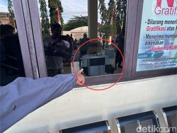 Warga Korban Penggusuran di Desa Maroneng Demo-Lempar Kantor PN Pinrang