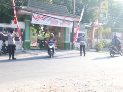 Polwan Surabaya Utara Patroli Objek Vital-Sapa Warga di Hari Jadi ke-76