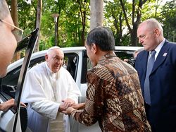 Paus Fransiskus Tiba di GBK untuk Misa Akbar, Disambut Presiden Jokowi