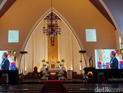 Ribuan Umat Katolik Ikut Misa Agung Daring di Gereja Katedral Ijen Malang
