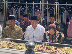 Risma dan Gus Hans Ziarah ke Makam Sunan Ampel Surabaya