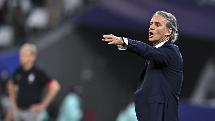 roberto mancini timnas arab saudi piala asia 2023 Head Coach Roberto Mancini of Saudi Arabia is reacting during the AFC Asian Cup 2023 round of 16 match between Saudi Arabia and South Korea at Education City Stadium in Al Rayyan, Qatar, on January 30, 2023. (Photo by Noushad Thekkayil/NurPhoto via Getty Images)