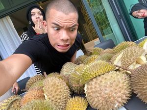 Saaih Halilintar Borong Makanan hingga Lahap Makan Durian