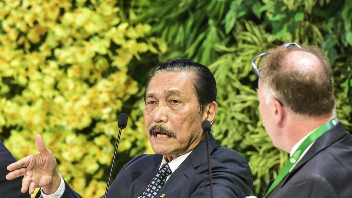 Sesi pleno pertama ISF 2024 Menko Kemaritiman dan Investasi Luhut B. Pandjaitan (kiri) menyediakan pemaparan di saat diskusi sesi pleno pertama Indonesia International Sustainability Forum (ISF) 2024 di Jakarta Convention Center (JCC) Senayan, Jakarta, Kamis (5/9/2024). Sesi pleno pertama tersebut membahas tentang advancing energy transition in emerging economies bagi negara-negara berkembang. ANTARA FOTO/Novrian Arbi/foc.