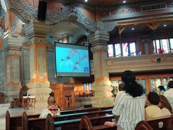 Jemaat Katolik Khusyuk Ikuti Misa Daring Paus meski Tak Bisa Bahasa Latin