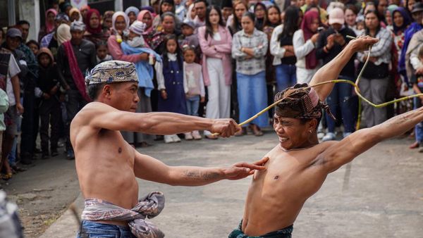 Potret Tradisi Ojung Suku Tengger