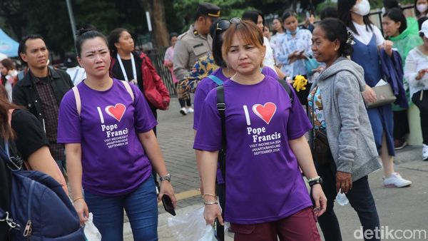 Umat Katolik Berdatangan ke GBK untuk Misa Akbar Paus Fransiskus