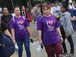 Umat Katolik Berdatangan ke GBK untuk Misa Akbar Paus Fransiskus