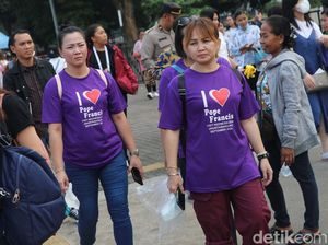 Umat Katolik Berdatangan ke GBK untuk Misa Akbar Paus Fransiskus Umat Katolik Berdatangan ke GBK untuk Misa Akbar Paus Fransiskus