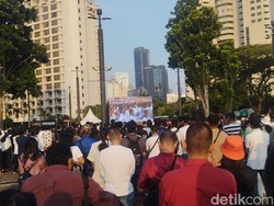 Umat Tak Punya Tiket Ikuti Misa Paus Fransiskus via Videotron Plaza Timur GBK