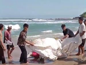 Warga Pandeglang Temukan Mayat Pria Mengapung di Pantai Rancecet