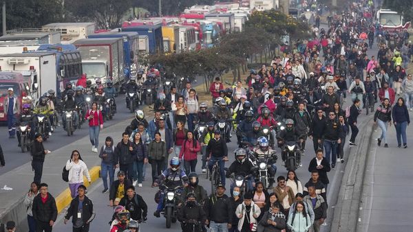 Warga Kolombia Terpaksa Jalan Kaki Gegara Harga BBM Melonjak