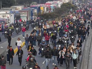 Warga Kolombia Terpaksa Jalan Kaki Gegara Harga BBM Melonjak