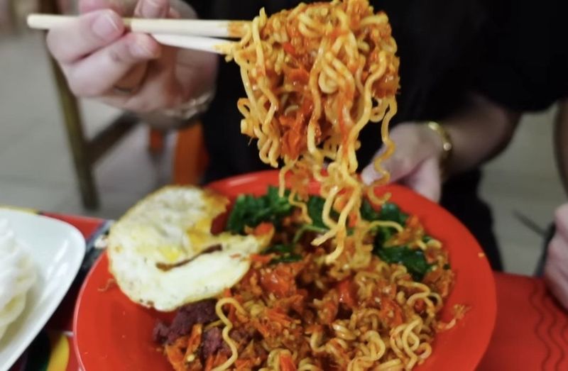 10 Warmindo nan Punya Menu Mie Nyemek dan Mie Bangladesh Lezat