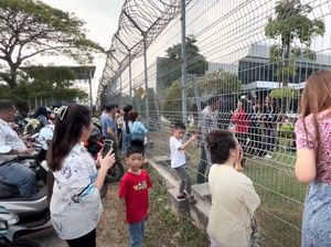 Antusiasme Warga Antar Keberangkatan Paus Fransiskus di Soetta