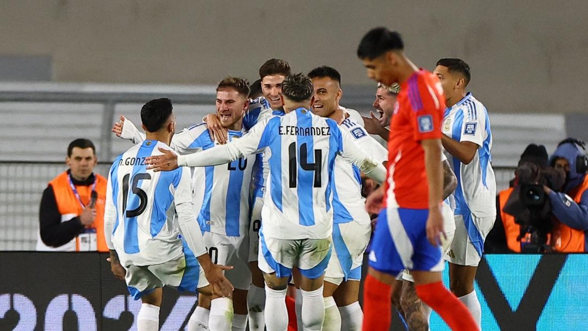 Argentina kalahkan Chile 3-0 (REUTERS/Agustin Marcarian)