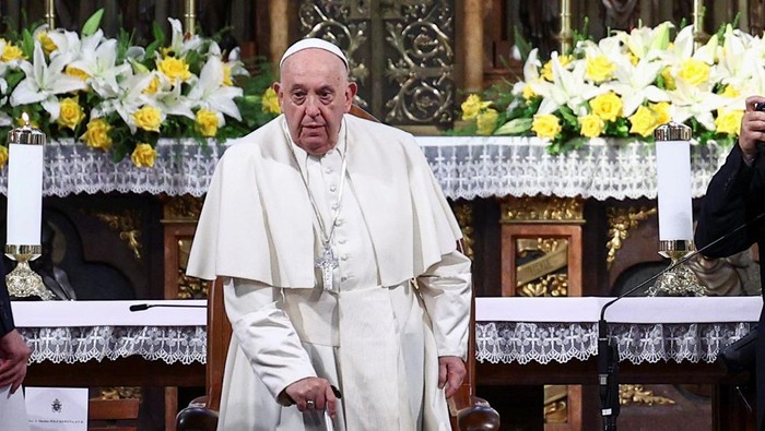 Bingkai Sepekan: Kunjungan Paus Fransiskus yang Penuh Berkat Pope Francis meets with bishops, priests, deacons, consecrated persons, seminarians and catechists at the Cathedral of Our Lady of the Assumption in Jakarta, Indonesia, September 4, 2024. REUTERS/Guglielmo Mangiapane