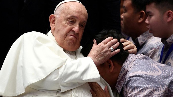 Bingkai Sepekan: Kunjungan Paus Fransiskus yang Penuh Berkat Pope Francis hugs a person at a meeting with beneficiaries from charitable organizations at the Indonesian Bishops Conference headquarters in Jakarta, Indonesia, September 5, 2024. REUTERS/Guglielmo Mangiapane TPX IMAGES OF THE DA Y kunjungan Paus Fransiskus