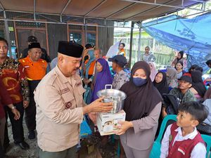 Bupati Kukar Tinjau-Beri Bantuan di Lokasi Kebakaran Loa Ipuh Bupati Kukar Tinjau-Beri Bantuan di Lokasi Kebakaran Loa Ipuh