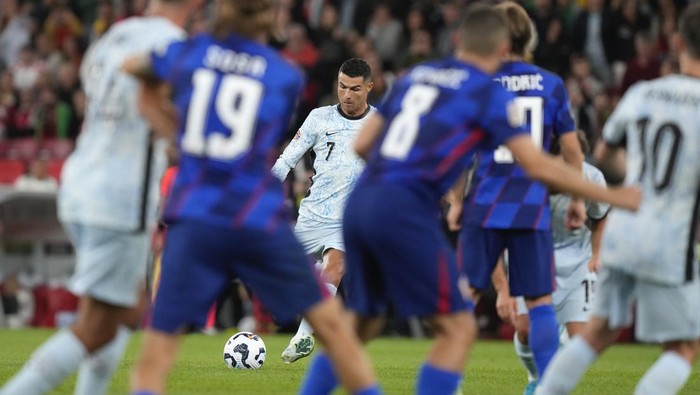 Portugals Cristiano Ronaldo takes a free-kick during the UEFA Nations League soccer match between Portugal and Croatia at the Luz stadium in Lisbon, Thursday, Sept. 5, 2024. (AP Photo/Armando Franca)