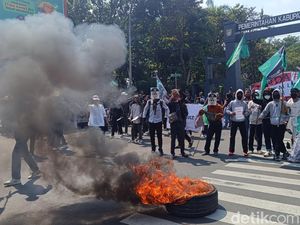 Aksi Protes Penertiban Kios Liar Puncak, Massa Bakar Ban di Pemkab Bogor