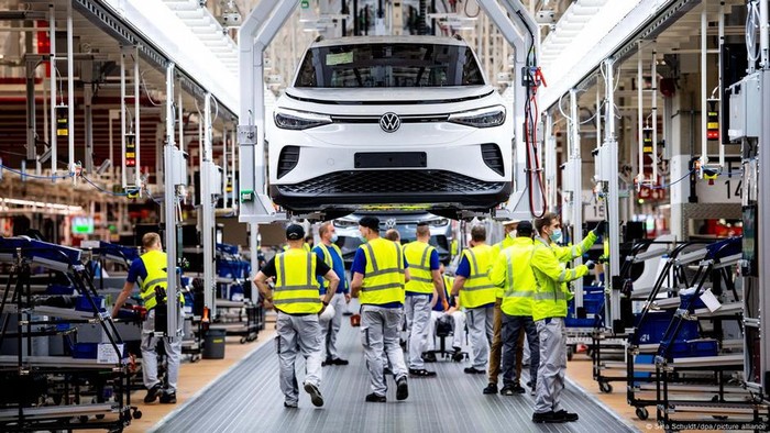 Dilanda Krisis, VW Harus PHK Massal atau Tutup Pabrik? Dilanda Krisis, VW Harus PHK Massal atau Tutup Pabrik?